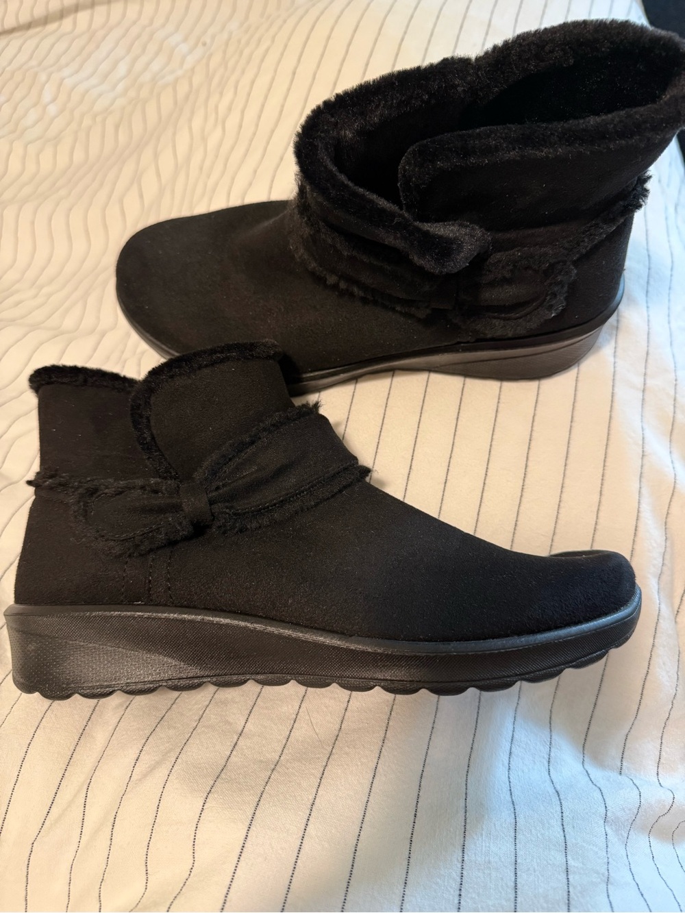 Bzees Black Faux-Suede Ankle Booties with Shearling Trim Size 8W